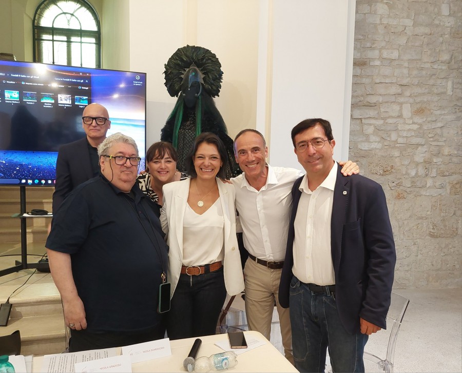 foto tutti conferenza gatto stivali